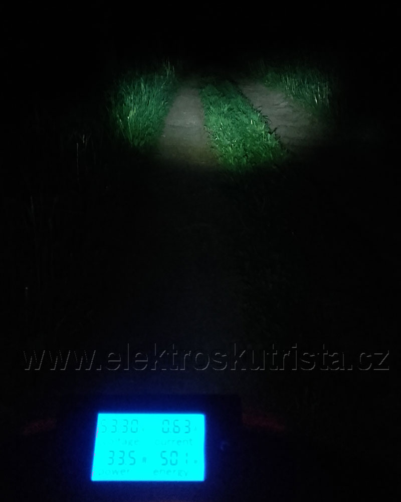 ElektrosHodně fotograficky zkreslující ukázka svícení přední ledkou 12W v elektroskútru.kútr - výměna žárovek za ledky