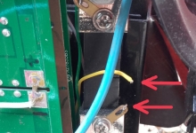 Detail přerušeného vodiče u bočníku v elektroskútru. Závada a oprava wattmetru v elektroskútru.