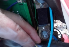 Foto z z  opravy, dá-li se tak nazvat přiletování jednoho kablíku... :-)  Závada a oprava wattmetru v elektroskútru.