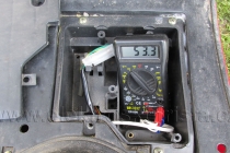 Elektroskútr IO1500GT -  umístění dočasného kontrolního voltmetru.