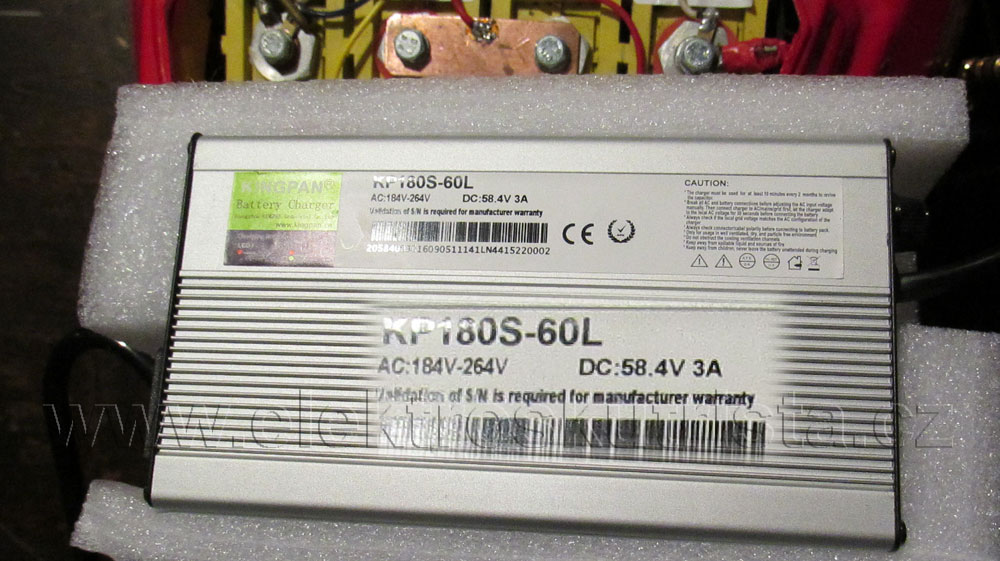 Elektroskútr IO1500GT - nabíječka LiFePO4 článků.
