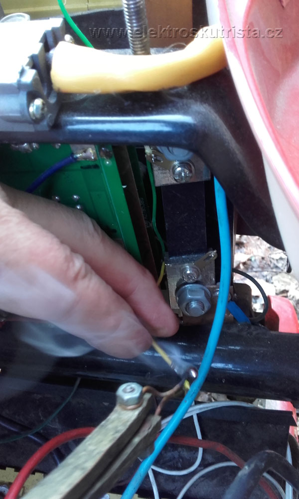Foto z z  opravy, dá-li se tak nazvat přiletování jednoho kablíku... :-)  Závada a oprava wattmetru v elektroskútru.
