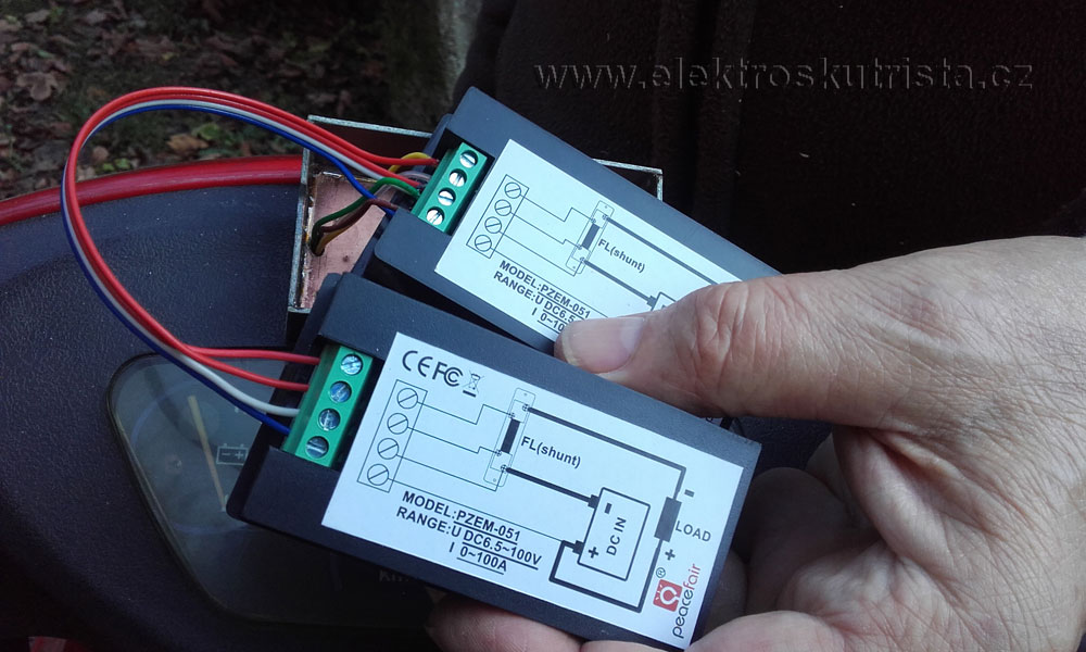 Obr. 2. Pohled na propojené wattmetry. Správný elektrikář použije nevhodně stejné barvy kablíků... :-)  Měření rekuperace elektroskútru.