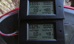 Obr. 5. Stav wattmetrů po dojezdu (foceno až druhý den za světla).  Měření rekuperace elektroskútru.