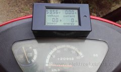 Stav wattmetru a tachometru před jízdou - první jízda elektroskútru v roce 2019